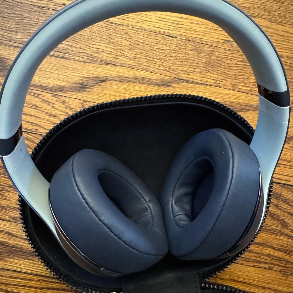 AUTHENTIC BEATS BLUE WIRELESS Headphones with ORIGINAL Case. - Picture 3 of 16